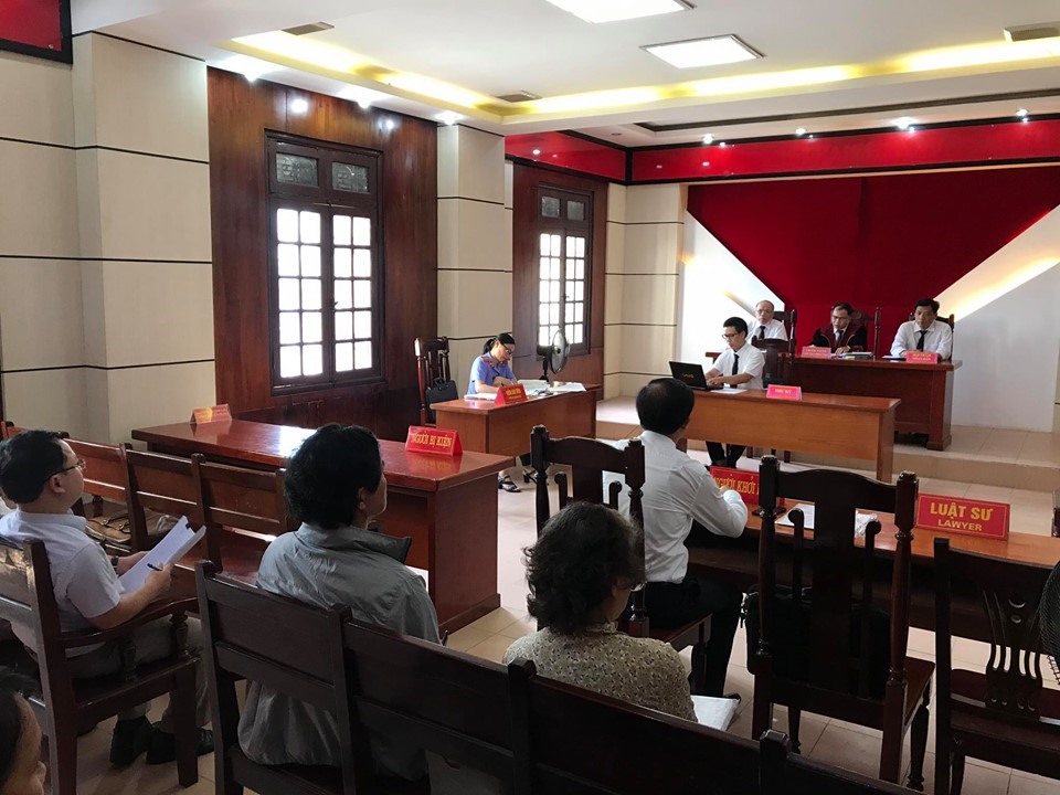 Phiên tòa hoãn do người đại diện bảo vệ quyền và lợi ích hợp pháp của người khởi kiện vắng mặt. Ảnh Mai Dung