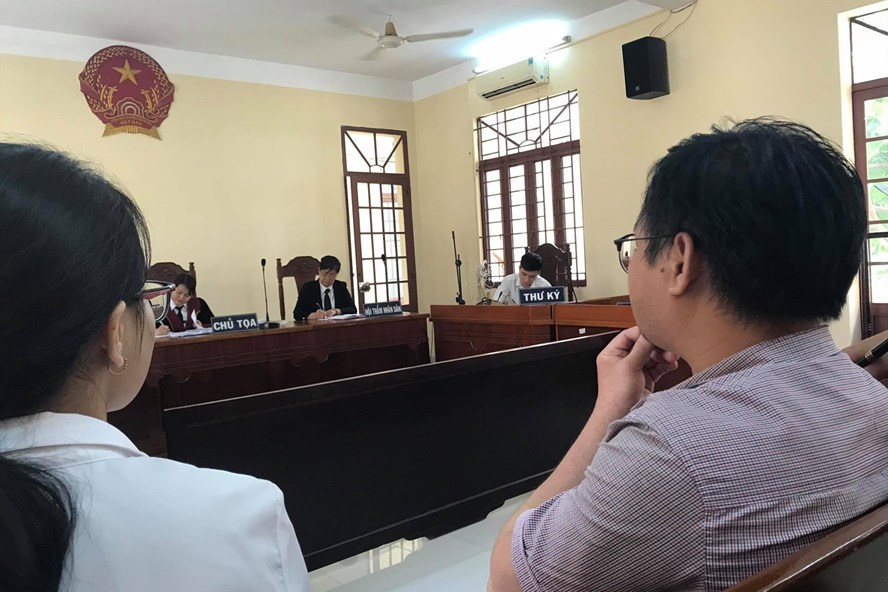 Ông Phạm Quốc Đạt (bên phải) tại phiên toà. Ảnh: Hoài Nam