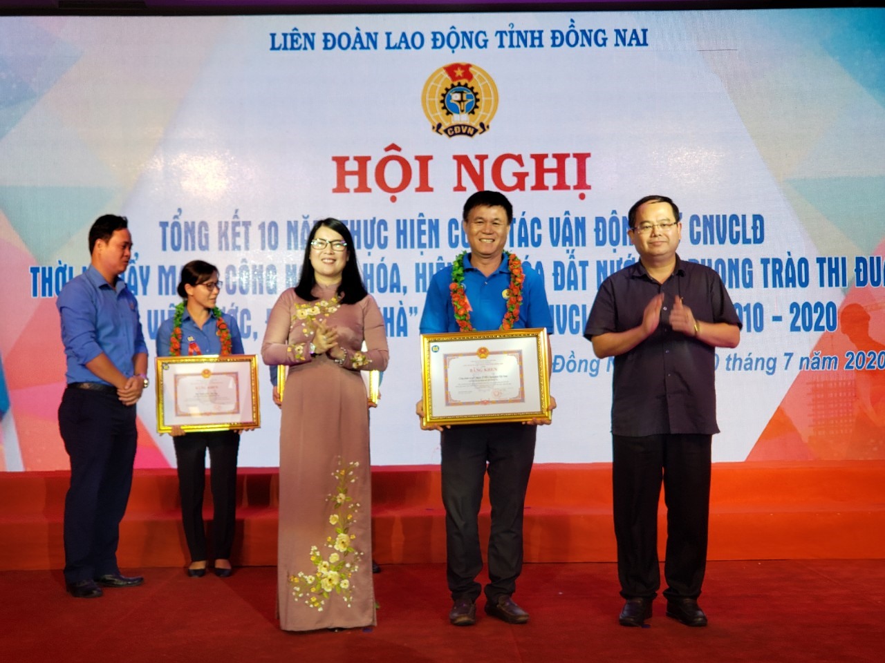 Trao bằng khen cho tập thể Công đoàn cơ sở Công ty ChangShin VN, huyện Vĩnh Cửu, Đồng Nai. Ảnh: Hà Anh Chiến