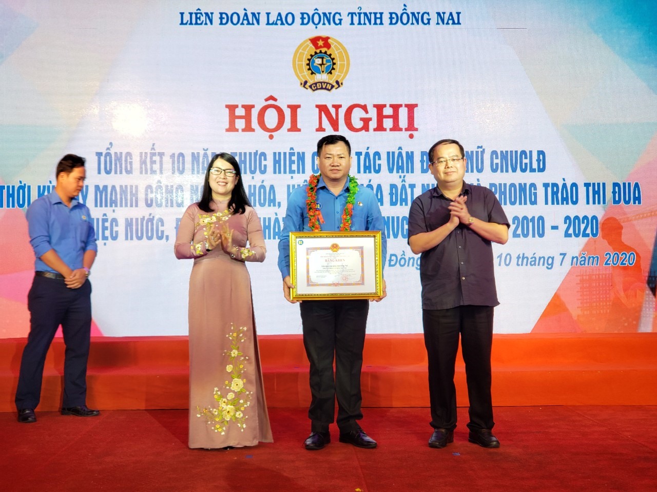 Trao bằng khen của UBND tỉnh Đồng Nai cho LĐLĐ tỉnh Đồng Nai. Ảnh: Hà Anh Chiến