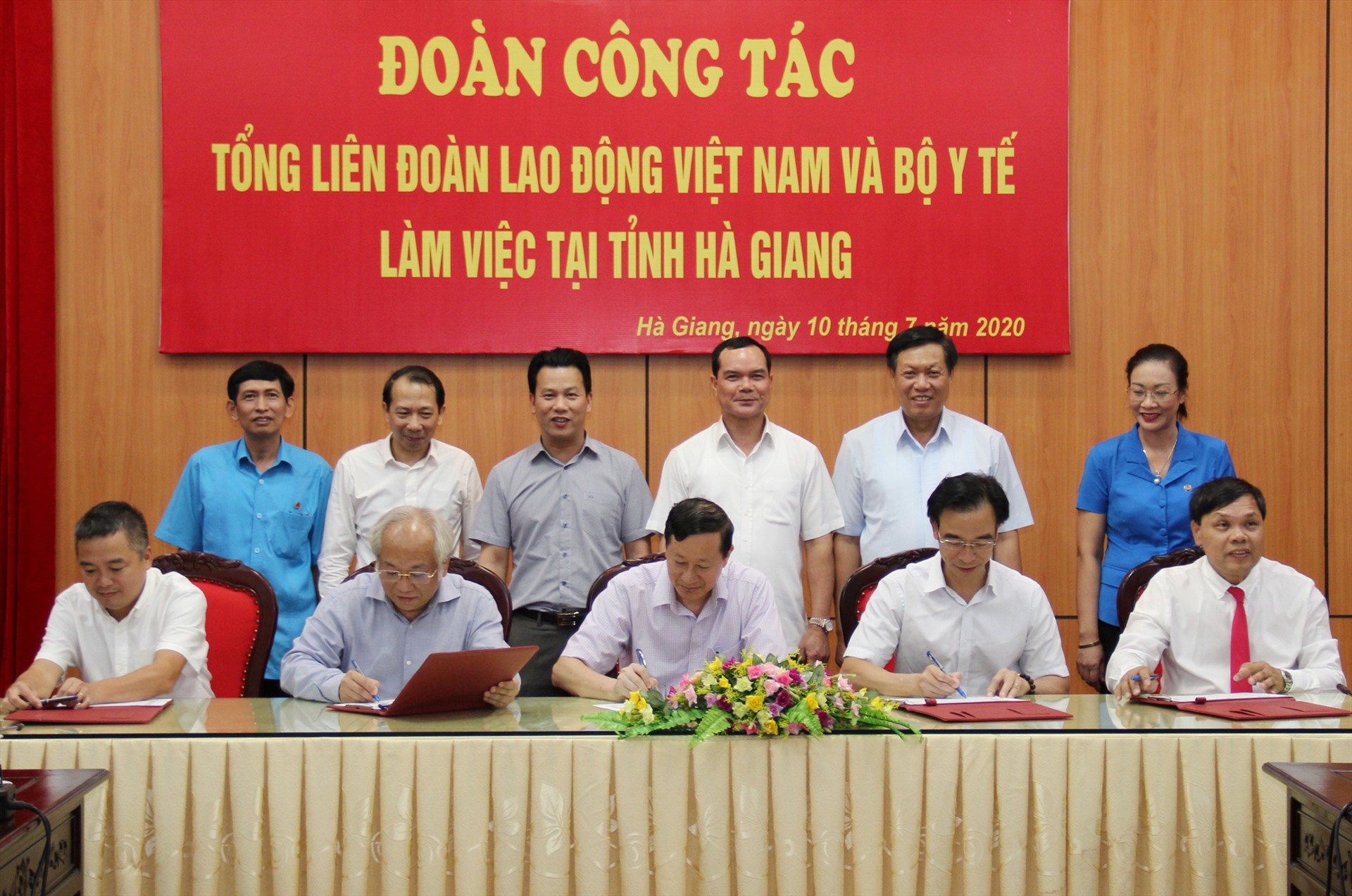 Đại diện các Bệnh viện T.Ư và Sở Y tế Hà Giang ký kết Quy chế phối hợp. Ảnh: Văn Quân.