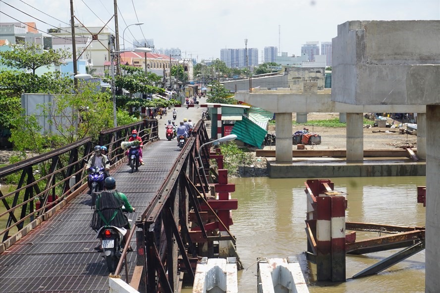 Người dân mong mỏi đi trên cầu Long Kiểng mới vì cầu cũ xuống cấp, không an toàn. Ảnh: Minh Quân