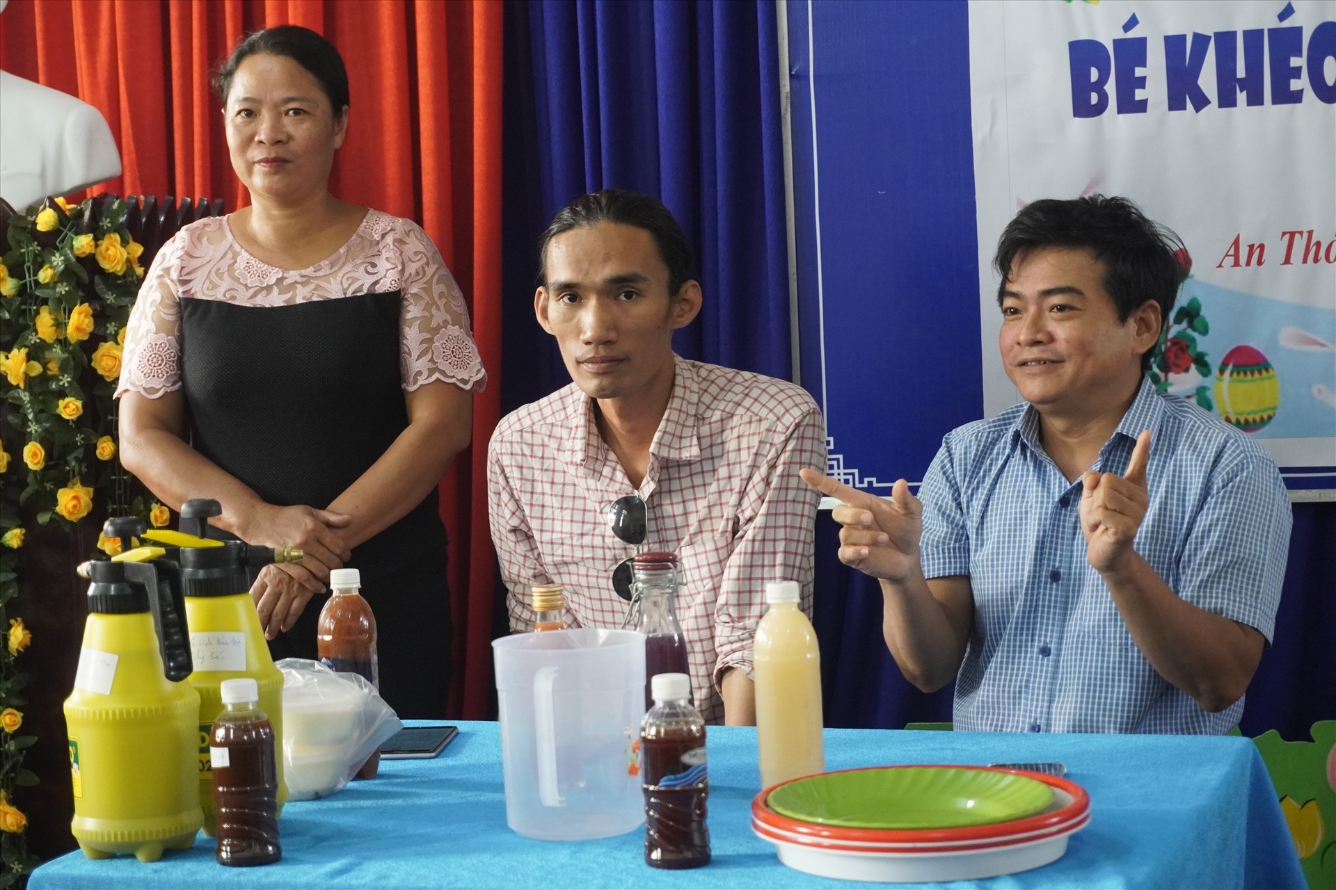 Anh Trần Quang Ánh (bìa phải), Chủ nhiệm nhóm Nông nghiệp bền vững Phú Quốc chia sẻ cách làm IMO cho trường mầm non An Thới (Phú Quốc). Anh Ánh mong nhân rộng việc dùng IMO giúp người dân huyện đảo có một môi trường sạch, giảm chi phí trong nông nghiệp rất nhiều bởi vi sinh có thể tự làm dễ dàng và nhân vô hạn.