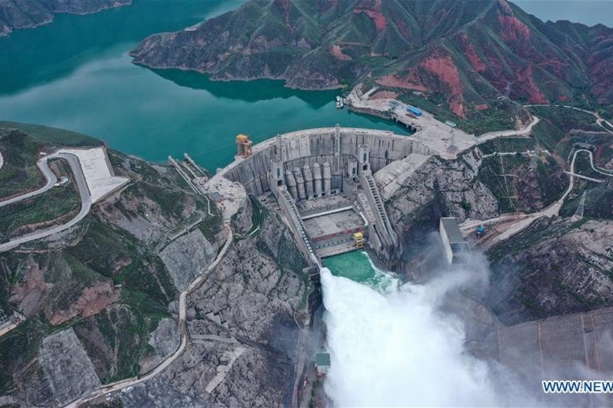 Trạm thủy điện Lijiaxia bắt đầu mở cổng để xả nước từ ngày 18.6 để chuẩn bị ứng phó với lũ lụt do mực nước ở sông Dương Tử ngày càng cao. Ảnh: Tân Hoa Xã