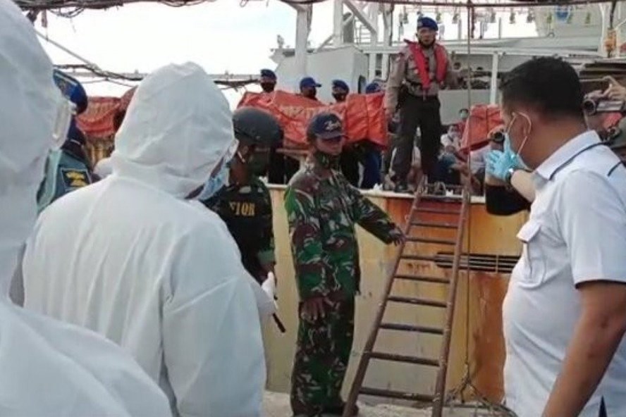 Chính quyền Indonesia kiểm tra một tàu Trung Quốc trên đảo Batam. Ảnh: Twitter.