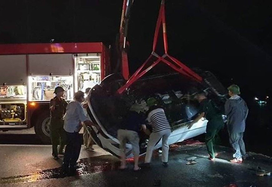 Lực lượng cứu hộ đưa xe lên bờ. Ảnh: CTV