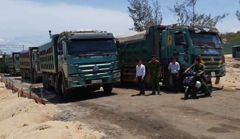10 ô tô tải của Công ty Free Land bị bắt giữ tại hiện trường. Ảnh: Nguyên Dũng