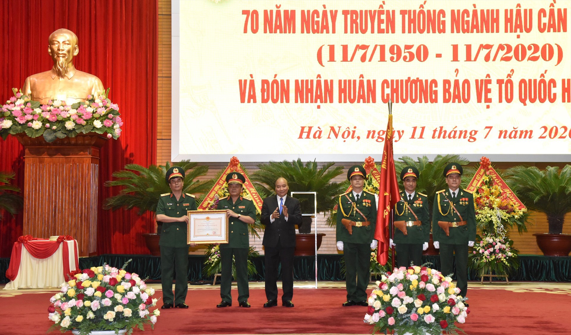 Thay mặt lãnh đạo Đảng, Nhà nước, Thủ tướng Nguyễn Xuân Phúc trao Huân chương Bảo vệ Tổ quốc hạng Nhất cho ngành Hậu cần Quân đội. - Ảnh: VGP/Quang Hiếu