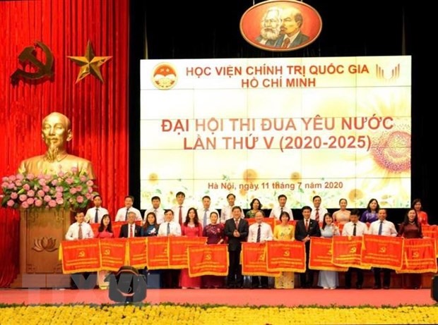 Các tập thể xuất sắc nhận Cờ Thi đua. (Ảnh: Phương Hoa/TTXVN)