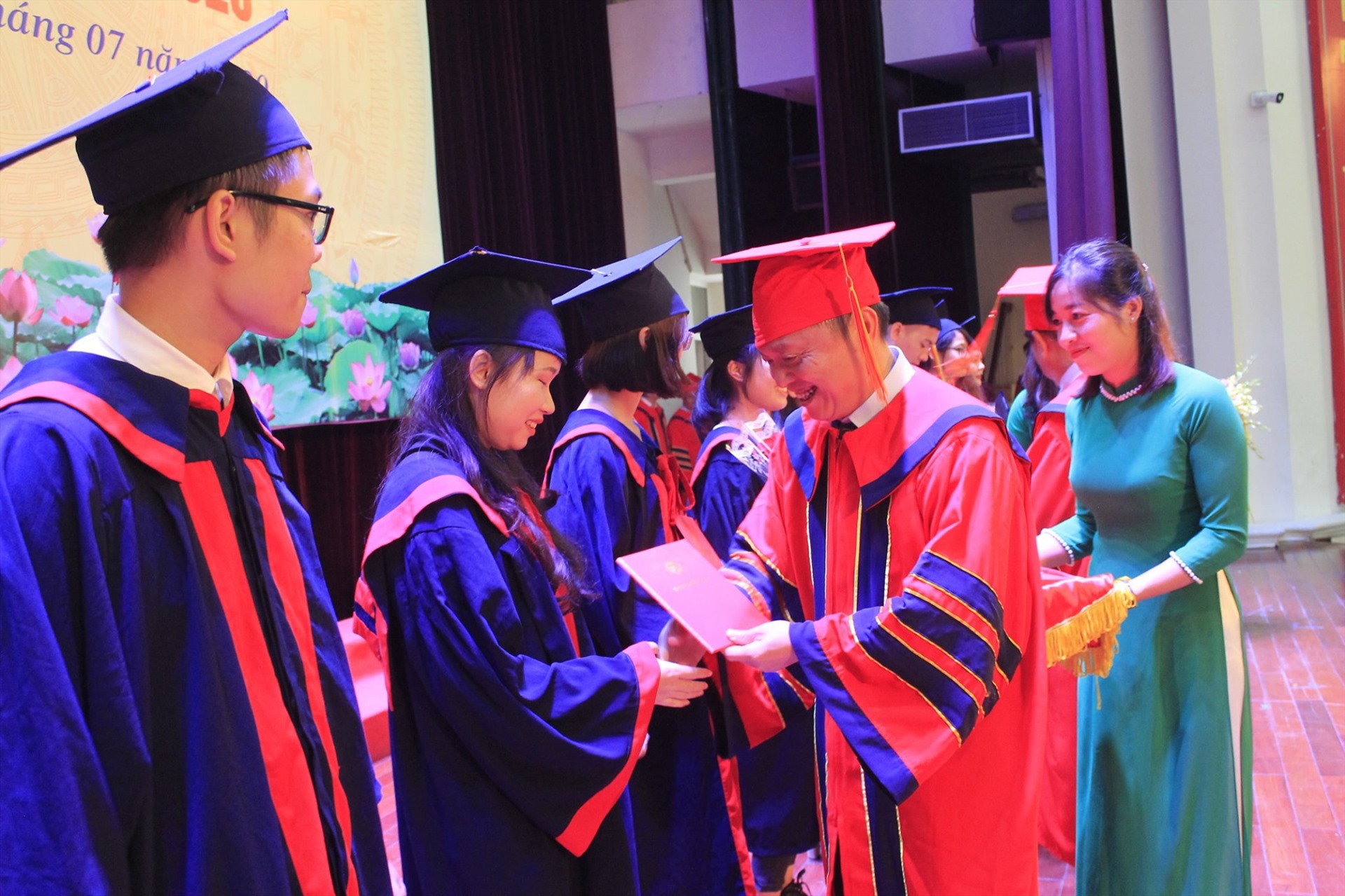 Các sinh viên nhận bằng tốt nghiệp. Ảnh: T.Xuân