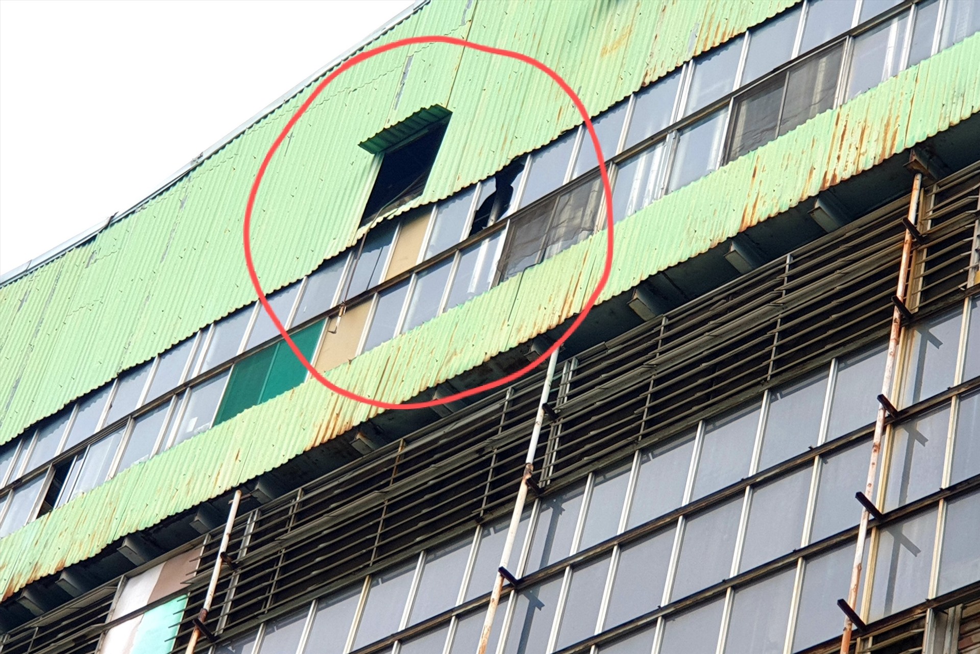 Vị trí ông N ngã xuống cao khoảng 20m.Ảnh: Dương Bình