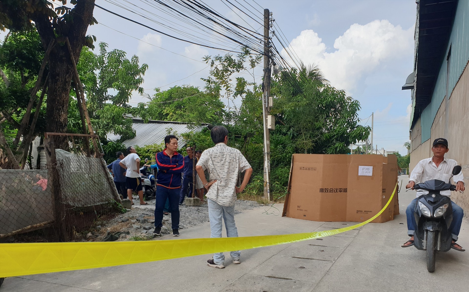 Nạn nhân rơi xuống con đường bê tông. Ảnh: Dương Bình