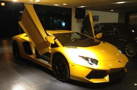 Nữ ca sĩ tậu chiếc Lamborghini Murcielago LP 640 vào thời điểm ở Việt Nam chỉ có 4 chiếc duy nhất. Trong show diễn riêng của mình, cô còn mang lên sân khấu để “khoe” với người hâm mộ. Ảnh: Chụp màn hình