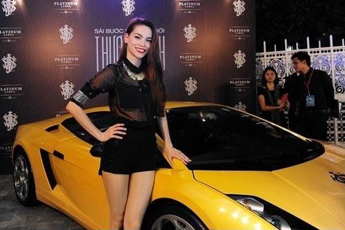 Lamborghini Aventador LP700-4 được xem là xế hộp sang trọng và đắt đỏ nhất mà nữ ca sĩ Hồ Ngọc Hà từng tậu về. Chính vì giá trị của chiếc xế hộp nên nữ ca sĩ bảo dưỡng cẩn thận. Cô thường xuyên lái đến các sự kiện giải trí, đi show diễn. Ảnh: Chụp màn hình