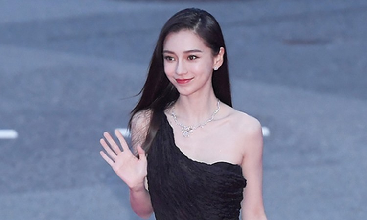 Angelababy từng làm lễ tân. Ảnh: Cắt từ clip
