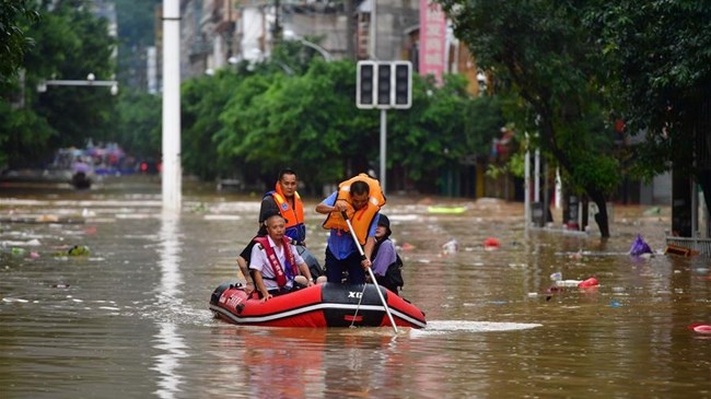 Hàng triệu người dân Trung Quốc vật lộn giữa "ốc đảo" do mưa lũ lịch sử