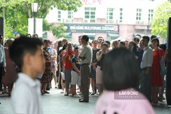 Tỉ lệ chọi lớp 6 cao chót vót: Con đi thi, phụ huynh như ngồi trên đống lửa