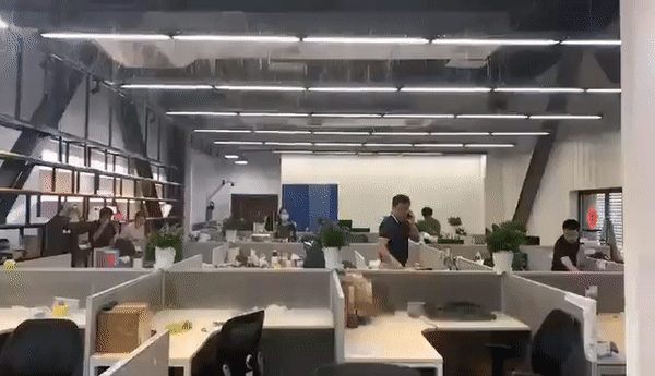Nước dột như mưa trong Tháp Thượng Hải. Nguồn: Taiwan News/Twitter