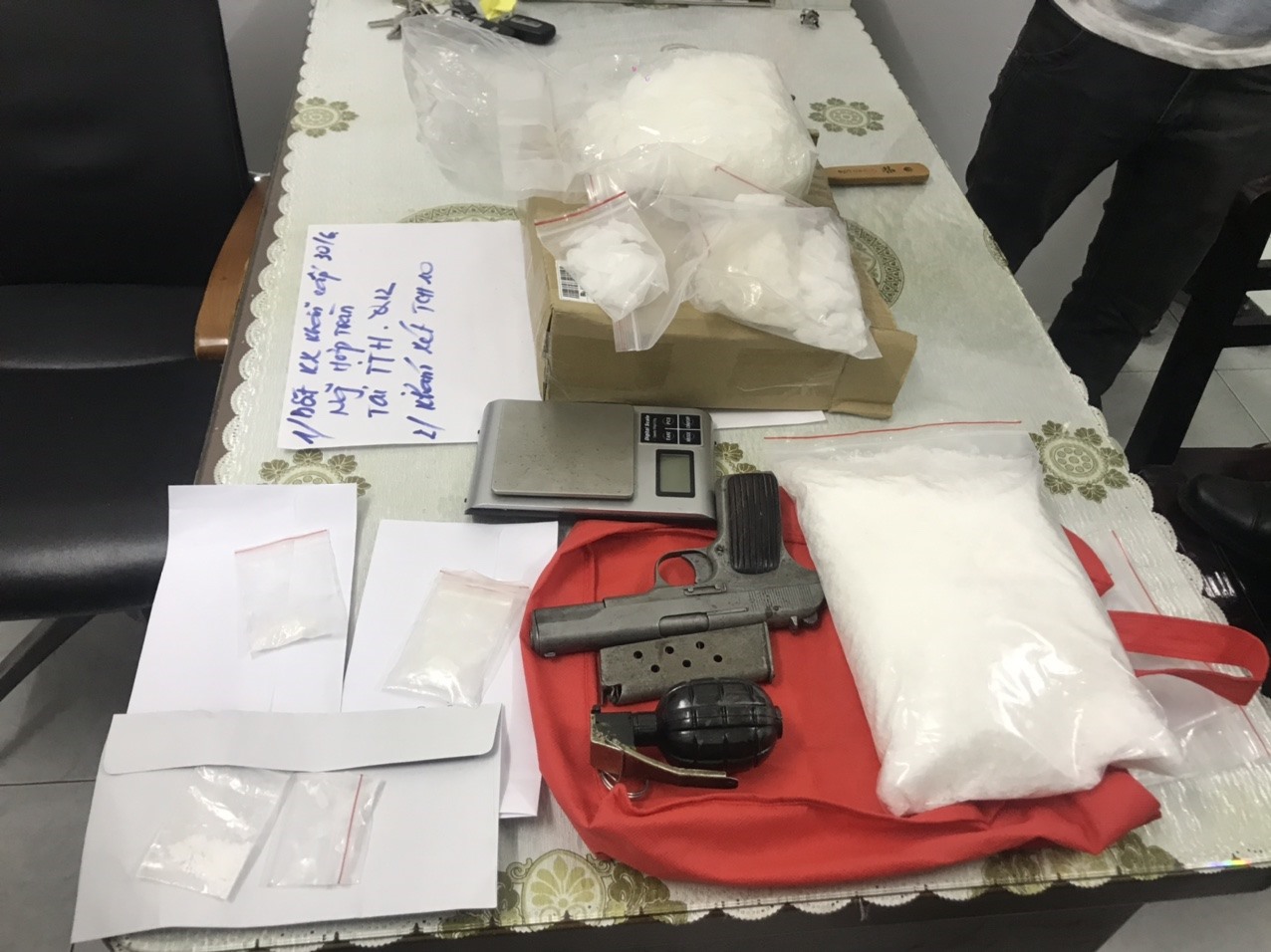 Ma túy cùng súng, lựu đạn cảnh sát thu giữ của ông trùm Nguyễn Hợp Toàn. Ảnh cơ quan công an.