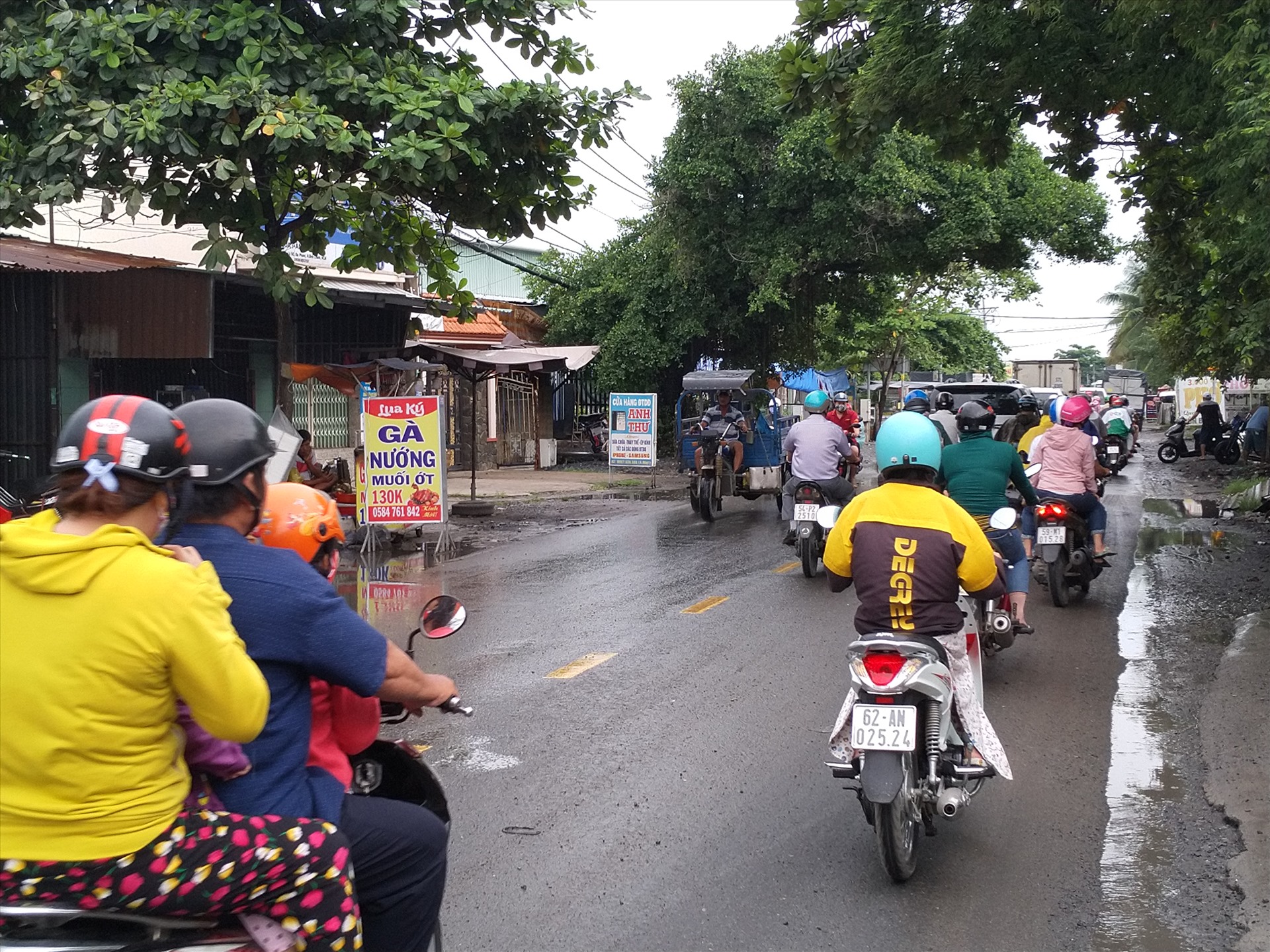 Mặt đường nhỏ hẹp, xe ô tô và xe thô sơ chen chúc nhau. Ảnh: K.Q