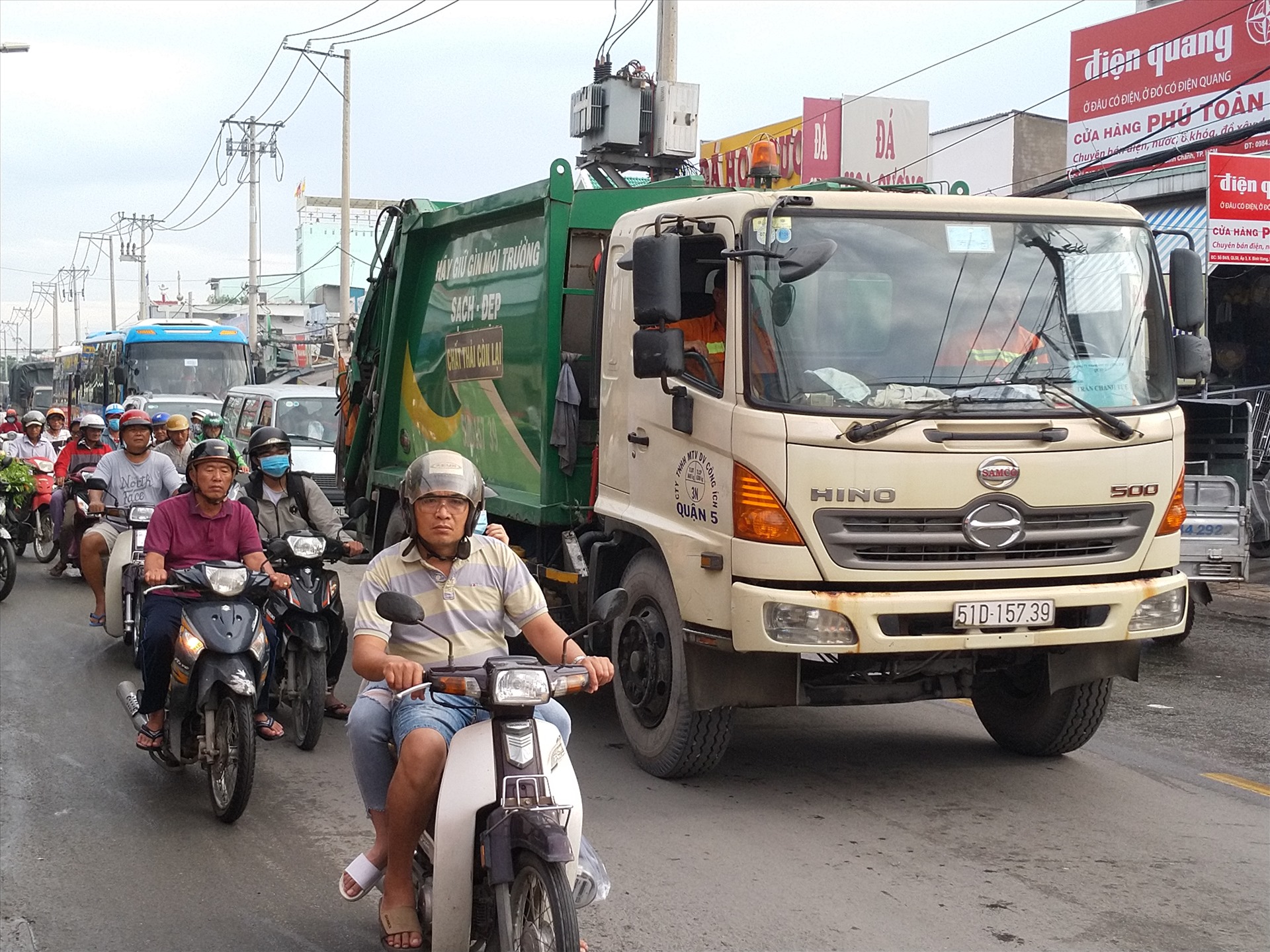 Do nằm cạnh tuyến đường có Trung tâm xử lý chái thải rắn của TP.HCM nên mỗi ngày có hàng trăm lượt xe vận chuyển rác chạy qua. Ảnh: K.Q