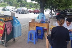 Hàu nướng "rẻ như cho" 5 nghìn/con tràn lan vỉa hè Hà Nội nguy hiểm ra sao?