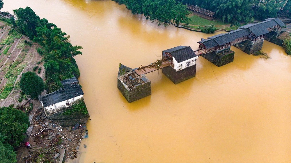 Một cây cầu cổ ở Giang Tây bị hư hại trong mưa lũ. Ảnh: CGTN