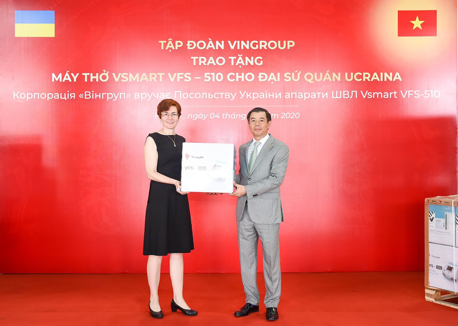 Bà Zhynkina Nataliya, Đại biện lâm thời Đại sứ quán Ucraina tại Việt Nam tiếp nhận máy thở VFS – 510 do Phó Chủ tịch kiêm Tổng giám đốc Tập đoàn Vingroup, ông Nguyễn Việt Quang trao tặng.