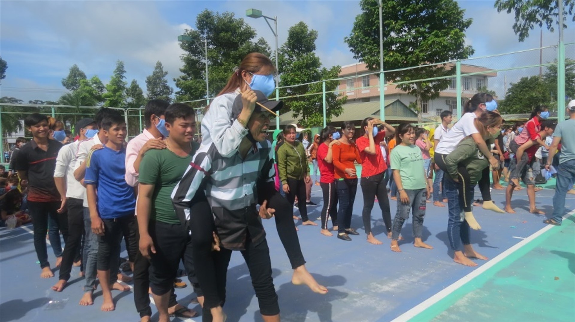 CNLĐ tham gia trò chơi dân gian. Ảnh: Lưu Hùng