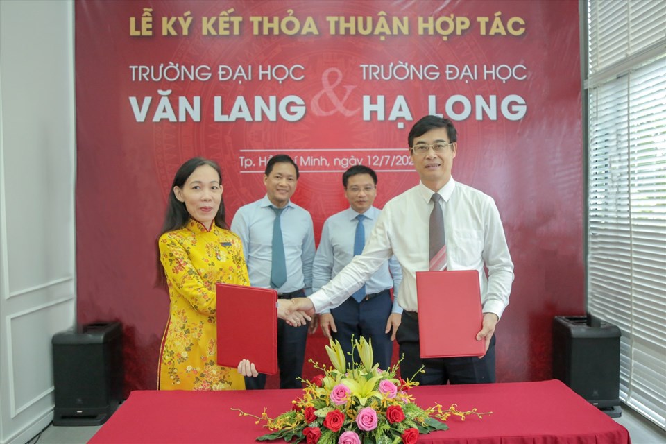 Đại học Văn Lang và Đại học Hạ Long ký thoả thuận hợp tác đào tạo. Ảnh: Nhà trường cung cấp Đại học Văn Lang và Đại học Hạ Long ký thoả thuận hợp tác đào tạo. Ảnh: Nhà trường cung cấp