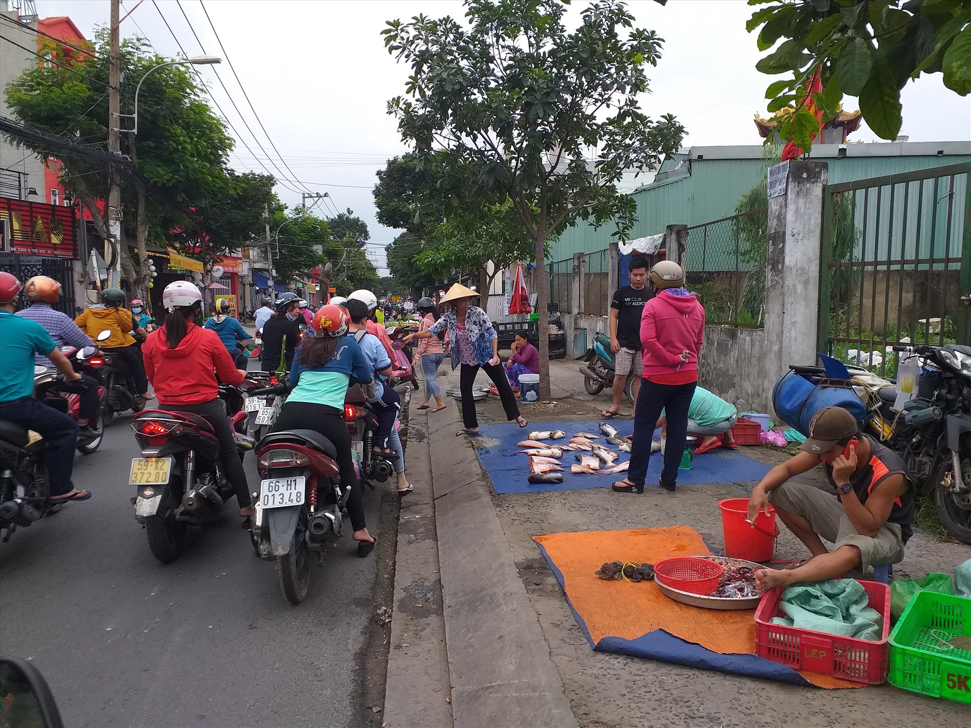 Chợ họp trên vỉa hè, người dừng đỗ xe dưới lề đứng mua là nguyên nhân gây ùn tắc giao thông.