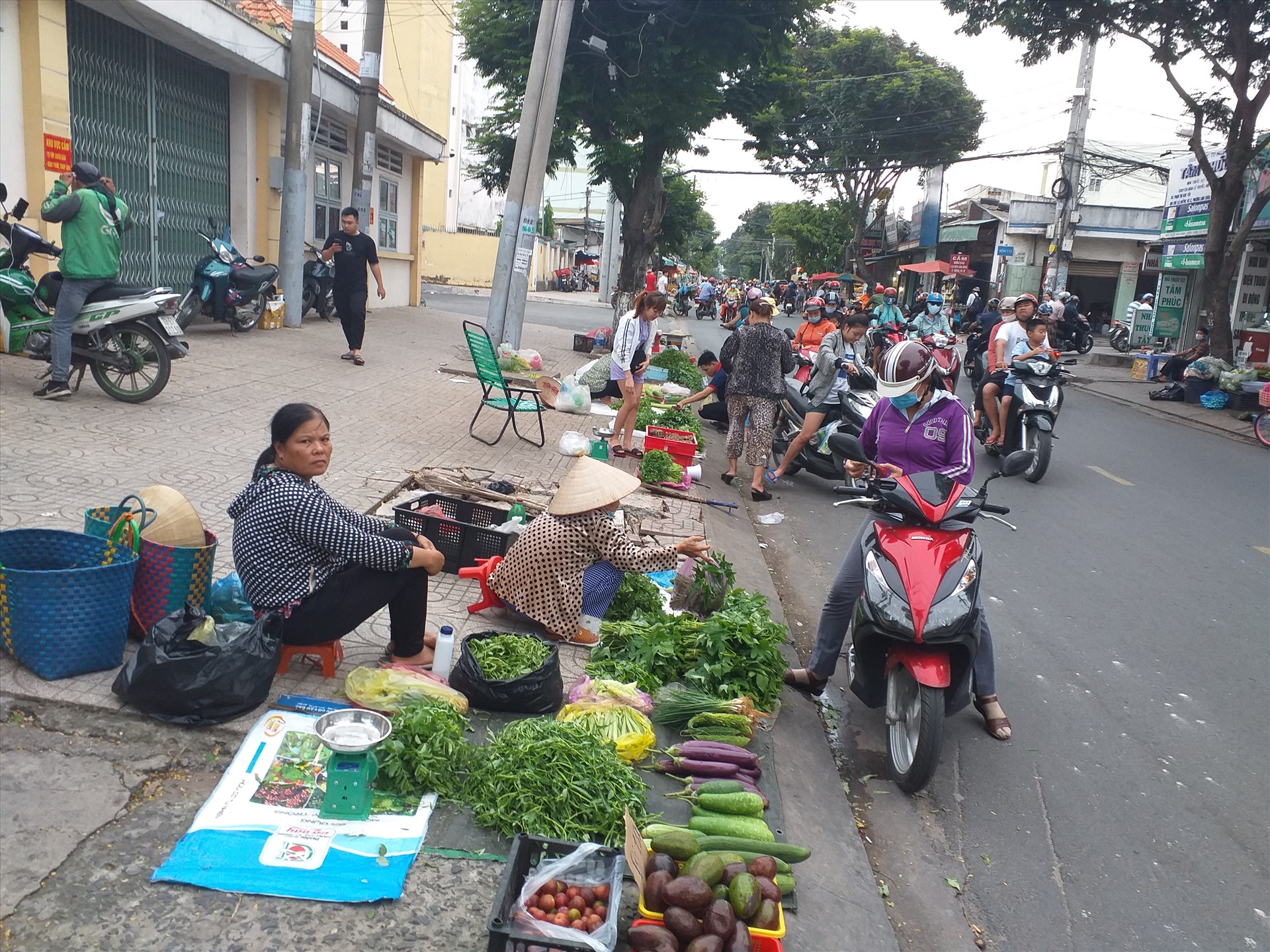 Hãy giành lại vỉa hè cho người đi bộ và không gian đô thị thoáng đãng.