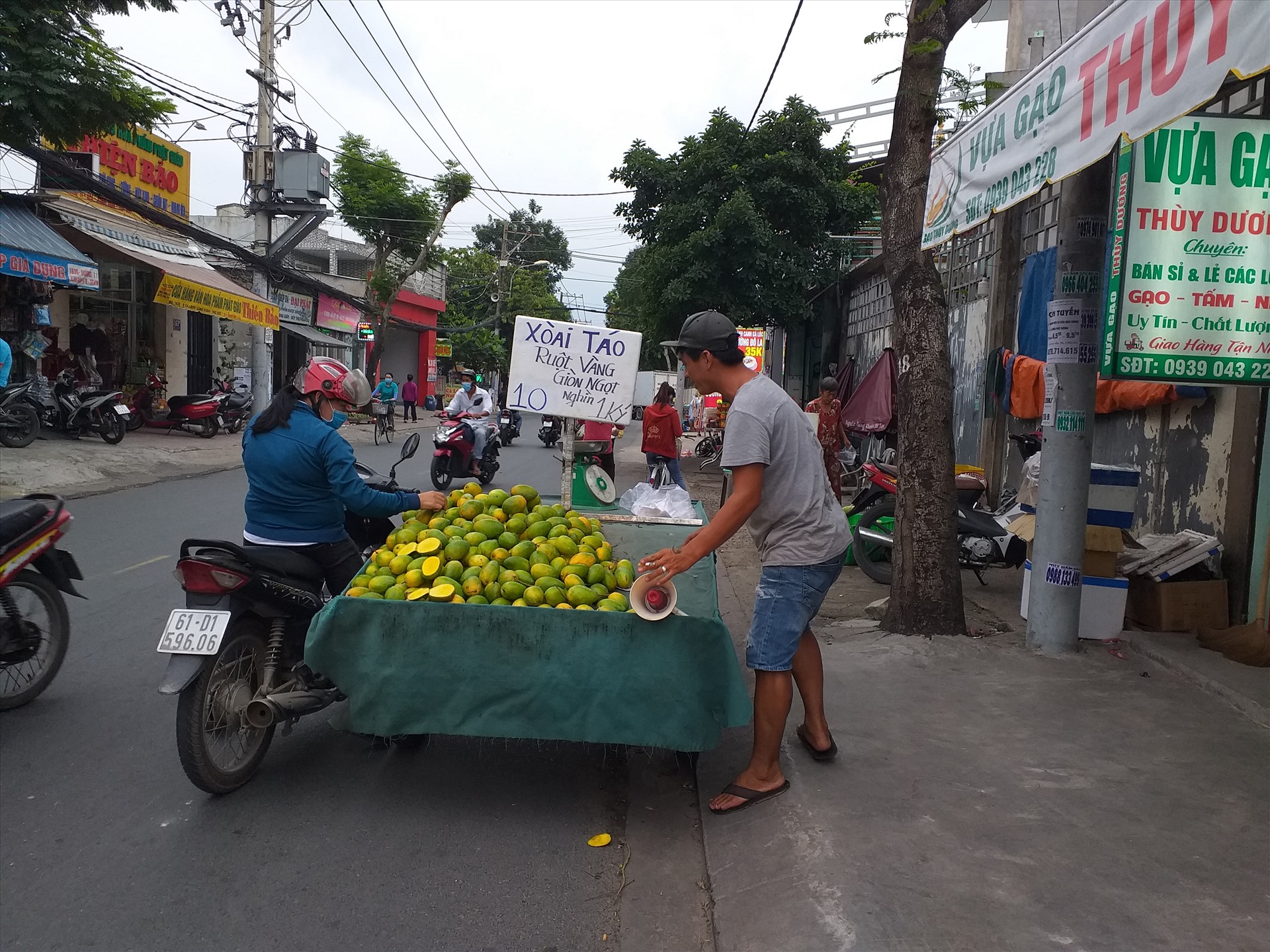 Những xe đẩy chất đầy hàng hóa đậu lù lù dưới lòng đường.
