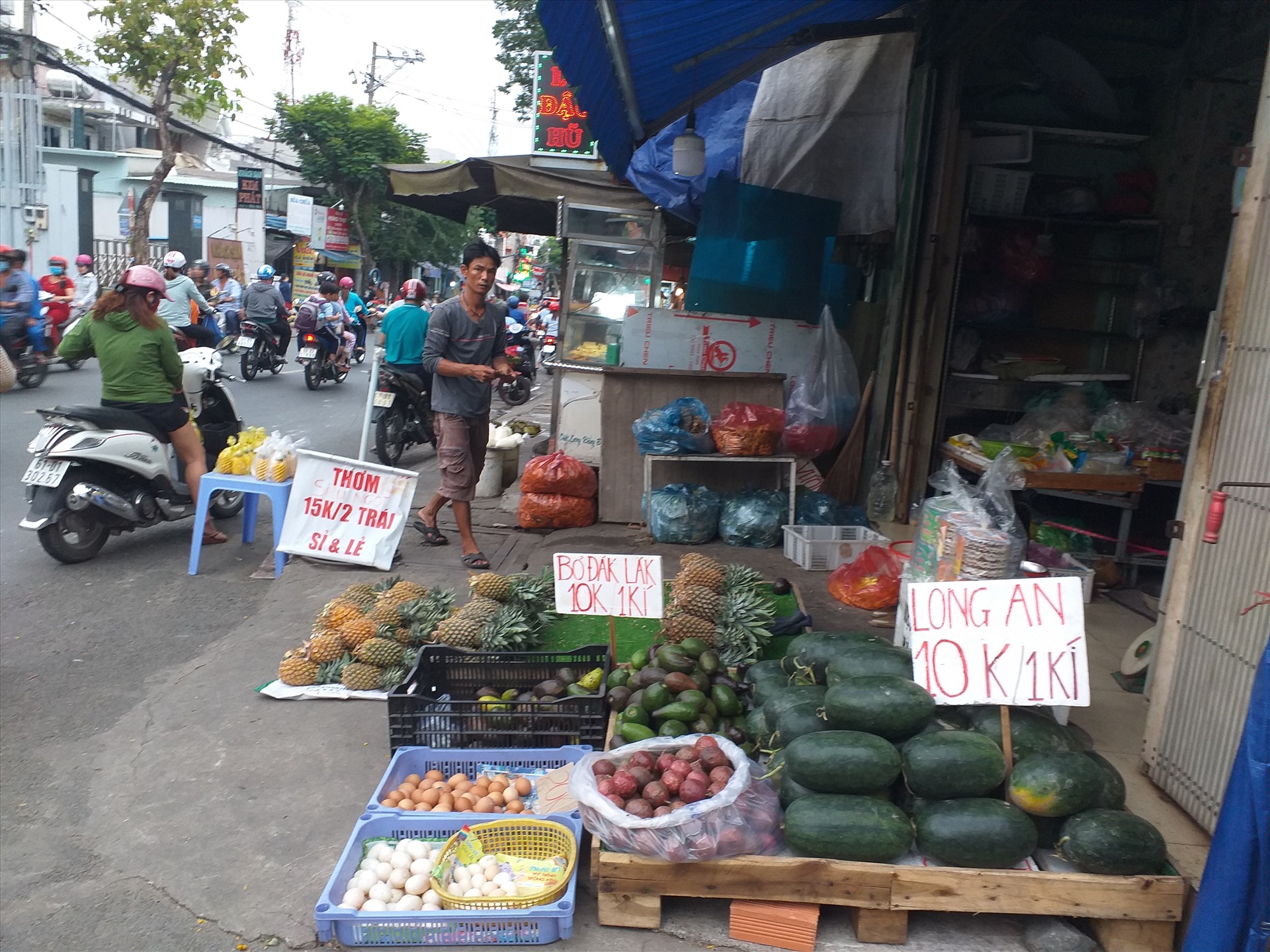 Vỉa hè tại phía trước các nhà dân đều bị biến thành nơi bày hàng hóa kín mít.