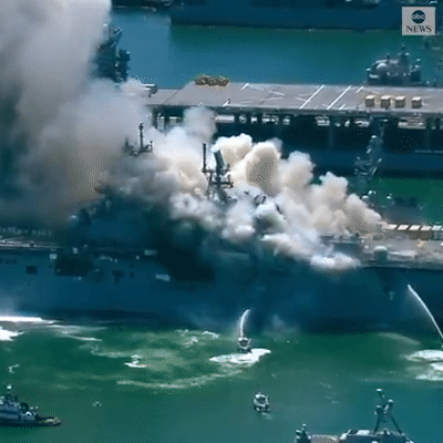 Tàu USS Bonhomme Richard bị cháy khi đang sửa chữa ở cảng. Nguồn: ABC News.