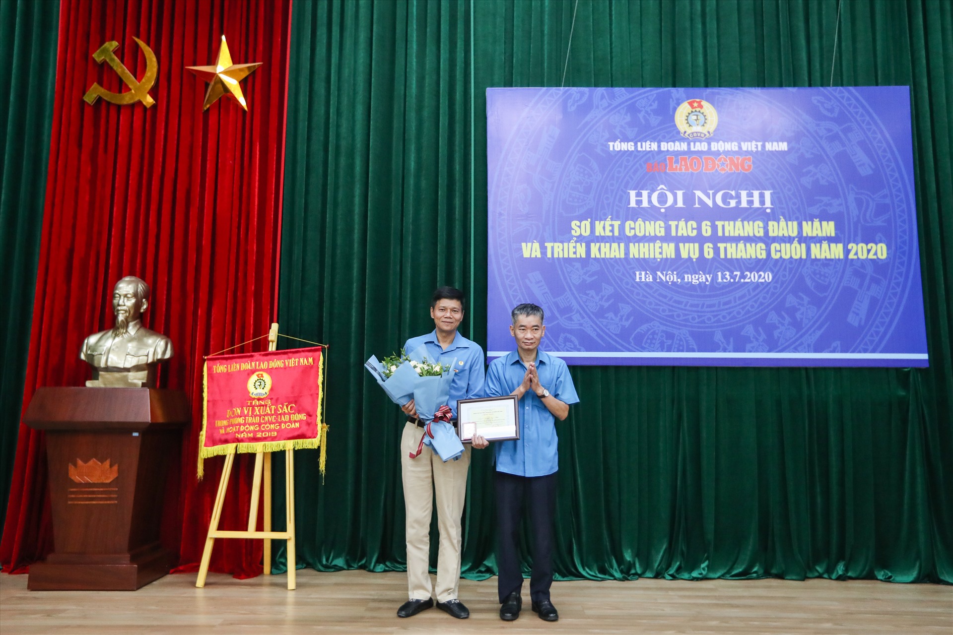 Ông Trần Văn Thuật - Phó Chủ tịch Tổng Liên đoàn Lao động Việt Nam - trao tặng danh hiệu Chiến sĩ thi đua cấp Tổng Liên đoàn tới Tổng biên tập Báo Lao Động Nguyễn Ngọc Hiển. Ảnh: Sơn Tùng.