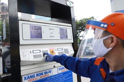 Giá xăng giữ nguyên sau 4 lần tăng giá