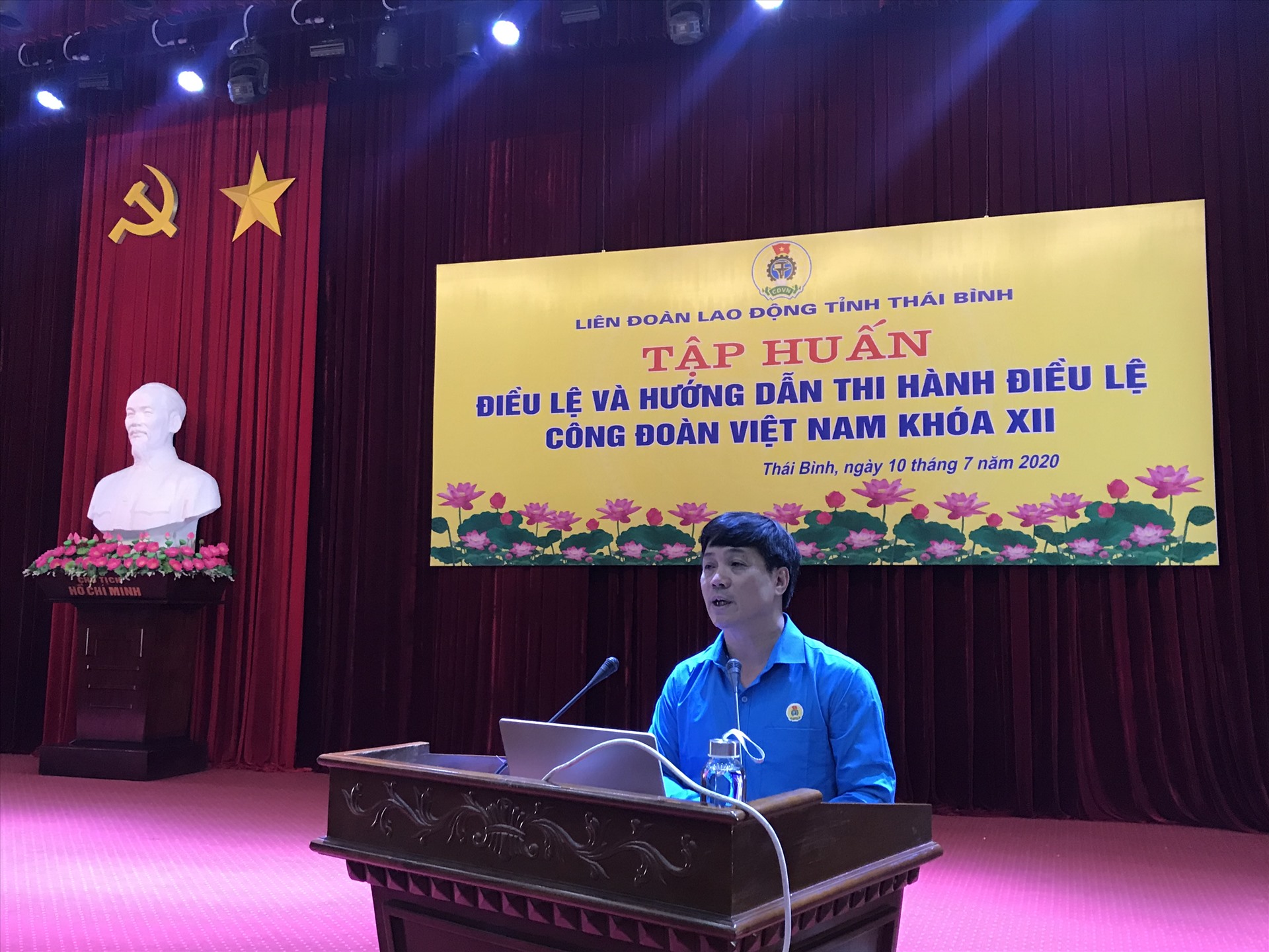 Đồng chí Nguyễn Duy Vũ – Phó Ban tổ chức Tổng liên đoàn Lao động Việt Nam hướng dẫn thi hành Điều lệ Công đoàn Việt Nam khóa XII. Ảnh: Bá Mạnh