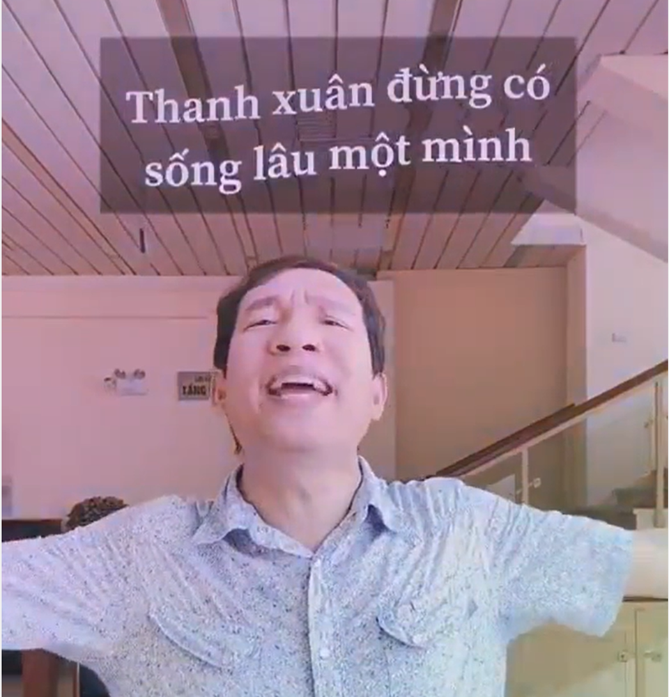 Nghệ sĩ Quang Thắng thích thú khi đối thơ trên mạng xã hội. Ảnh: Quang Thắng. Nghệ sĩ Quang Thắng thích thú khi đối thơ trên mạng xã hội. Ảnh: Quang Thắng.