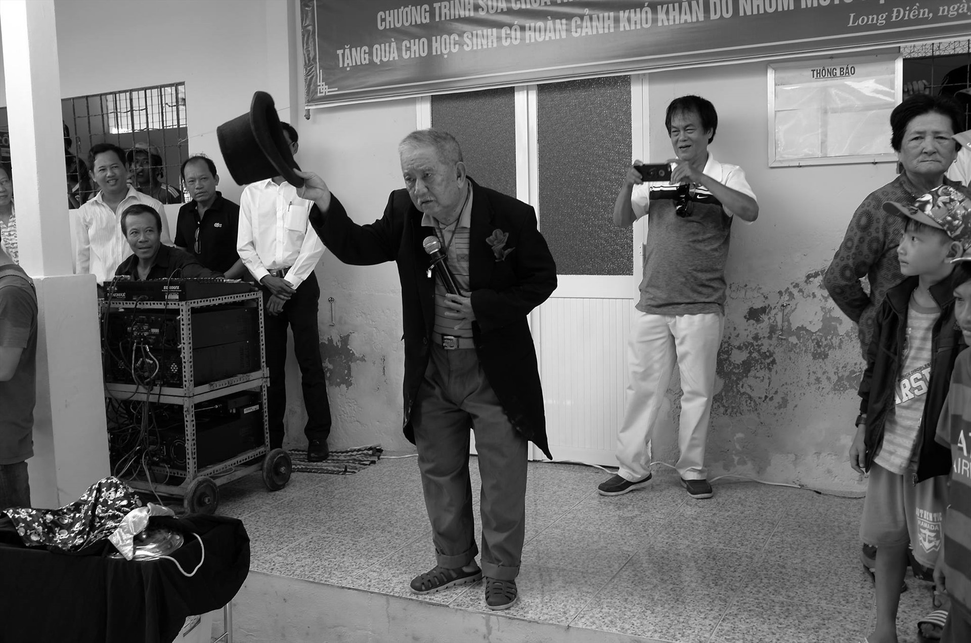 Hình ảnh ông già Nam Bộ lạc quan, vui vẻ diễn xiếc phục vụ bà con nhiều năm trước.