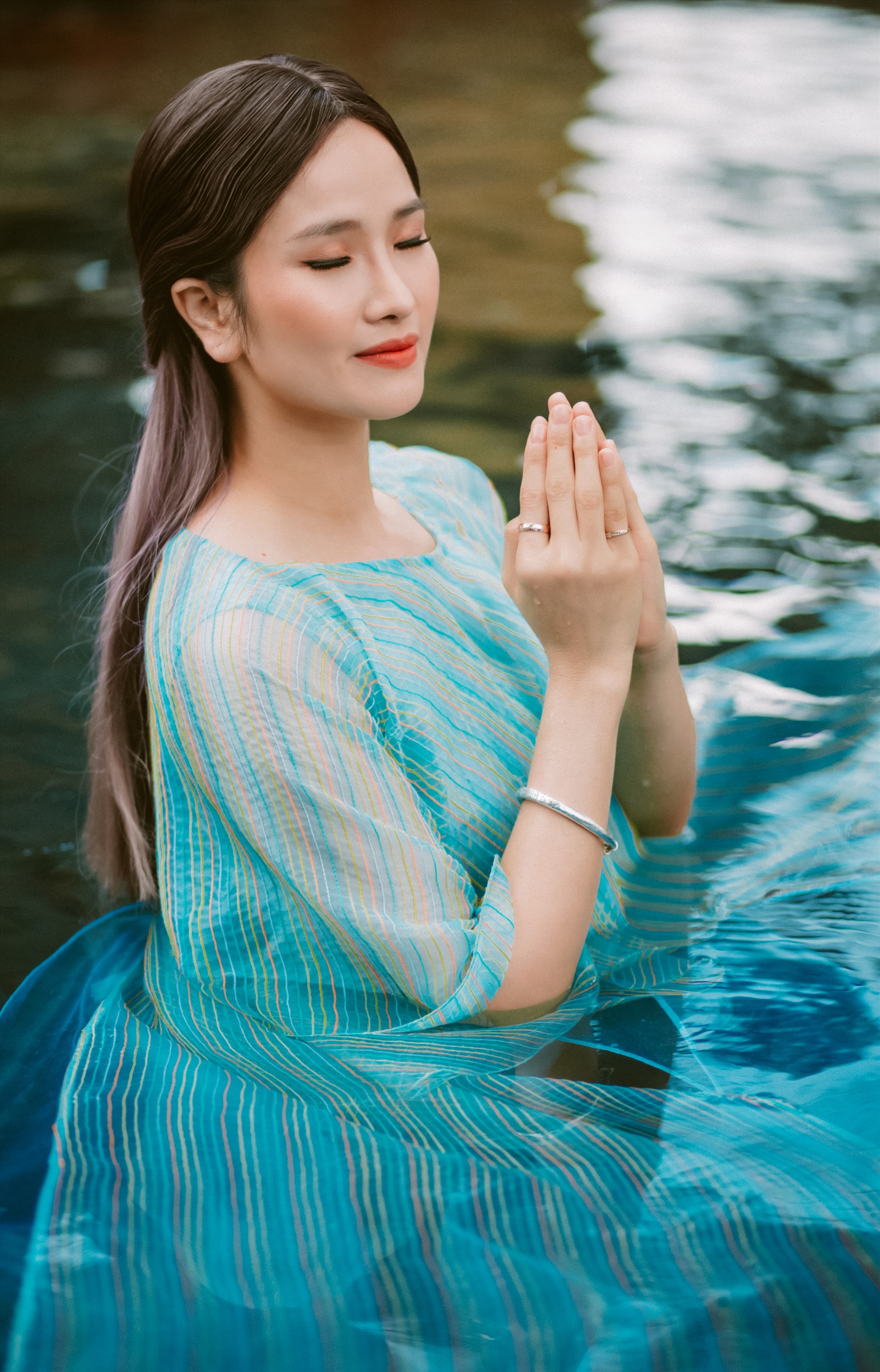 Người đẹp duy trì vóc dáng bằng cách tập yoga và thiền định.