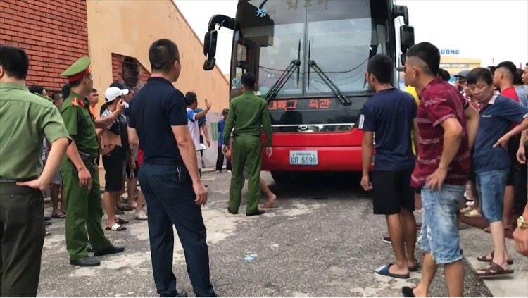 Quảng Nam phải nhờ sự trợ giúp của lực lượng công an mới có thể trở về khách sạn sau buổi tập. Ảnh: HT