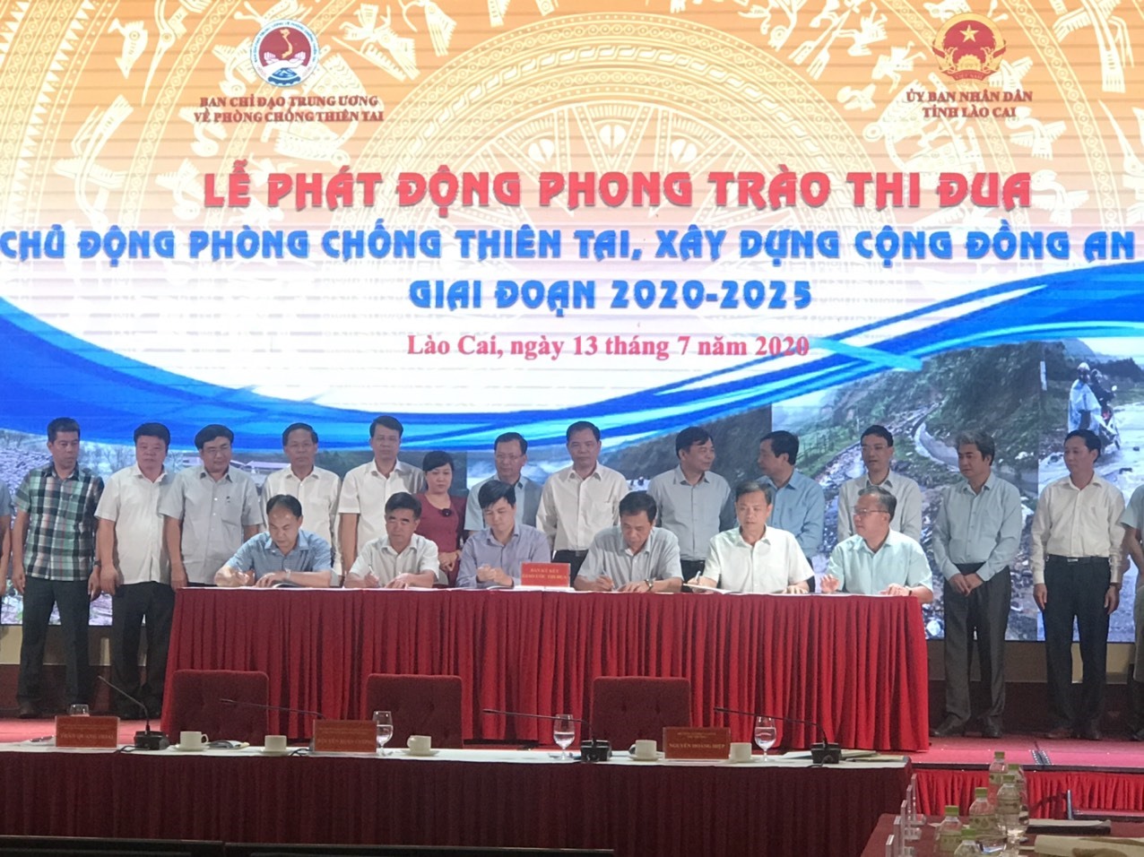 Đại diện các tỉnh ký kết biên bản Thi đua chủ động phòng, chống thiên tai, xây dựng cộng đồng an toàn giai đoạn 2020-2025. Ảnh: Kim Liên