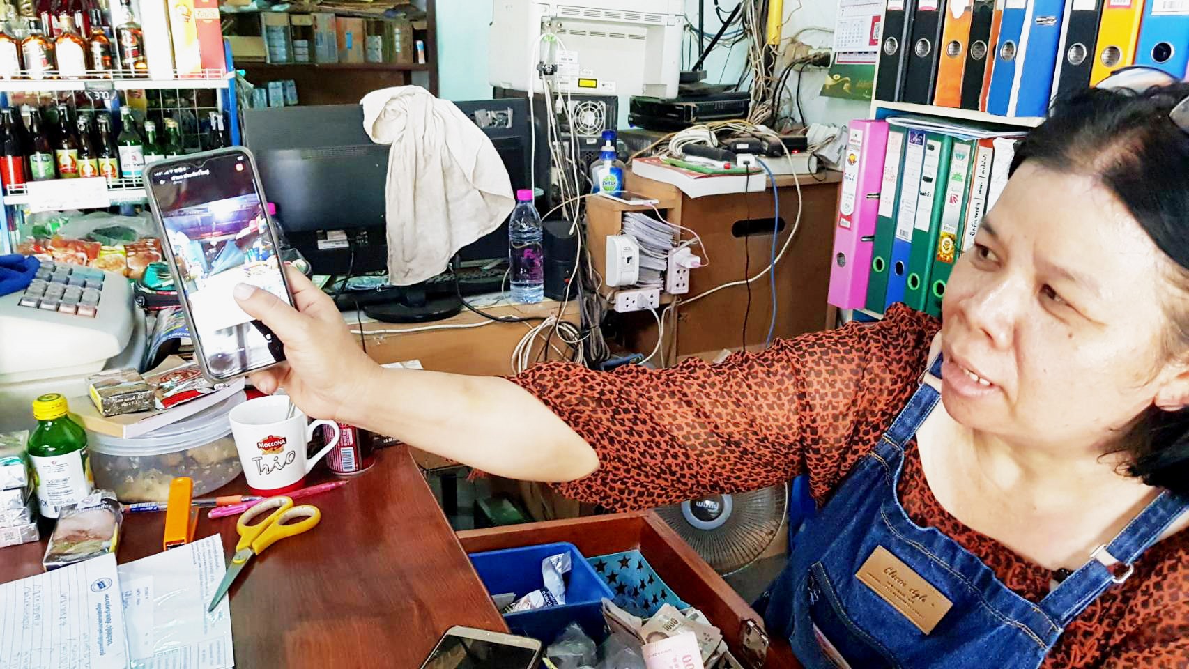 Chủ cửa hàng nông sản đang kể lại sự việc bị voi đột nhập. Ảnh: Newtv