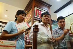 Ồ ạt mua vàng: Tại sao không nên đầu tư lướt sóng vào thời điểm này?