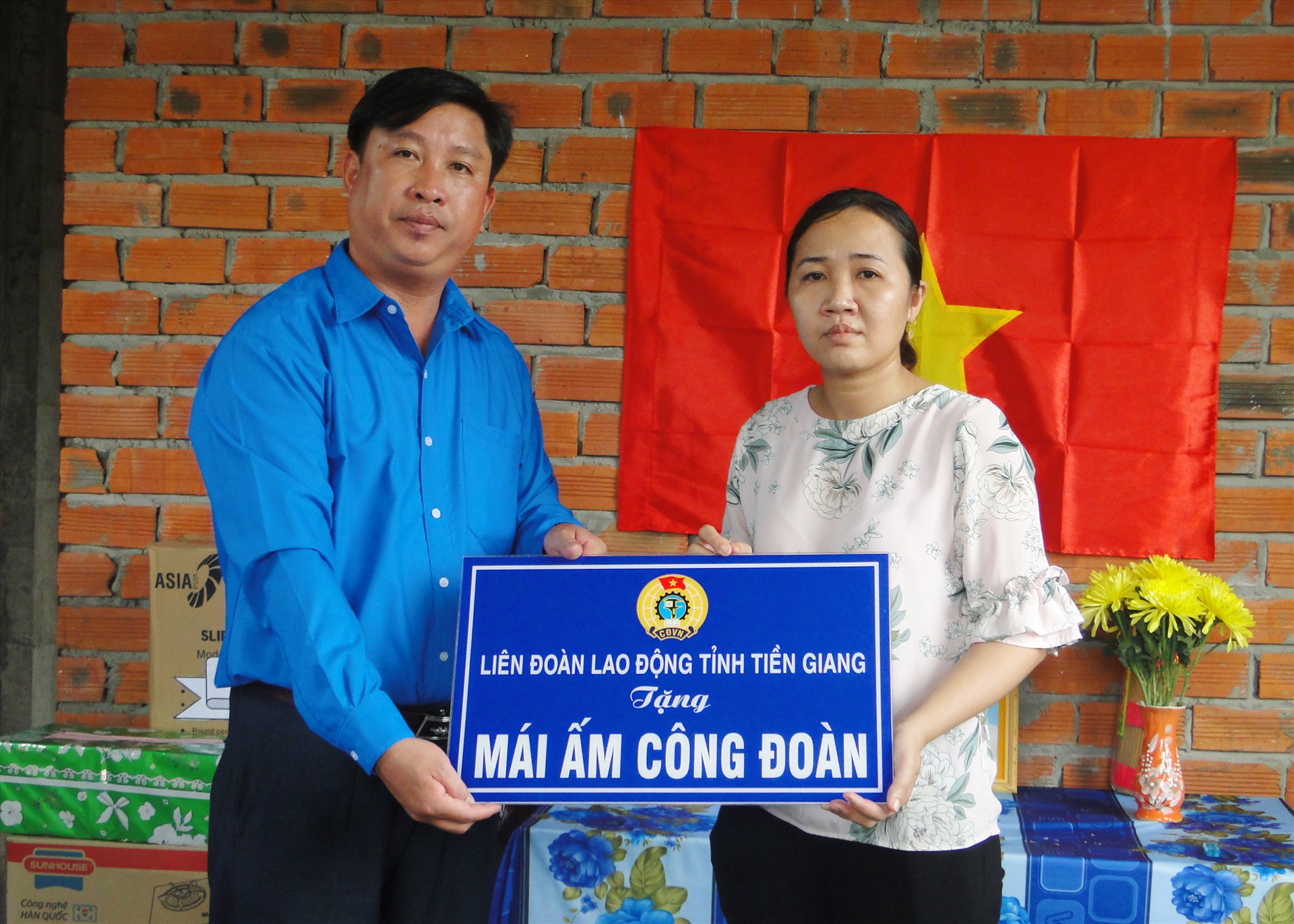 Chủ tịch Công đoàn ngành Y tế tỉnh Tiền Giang - ông Nguyễn Trung Tần - trao “Mái ấm Công đoàn” cho đoàn viên Nguyễn Thanh Lan. Ảnh: K.Q