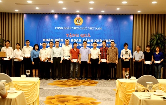 Đồng chí Ngọ Duy Hiểu, Phó Chủ tịch TLĐLĐVN, Chủ tịch CĐVCVN trao quà cho đoàn viên, người lao động mắc bệnh hiểm nghèo thuộc Công đoàn Văn phòng Chính phủ - một trong những hoạt động hỗ trợ đoàn viên, người lao động khó khăn 6 tháng đầu năm. Ảnh: Nguyễn Thiện