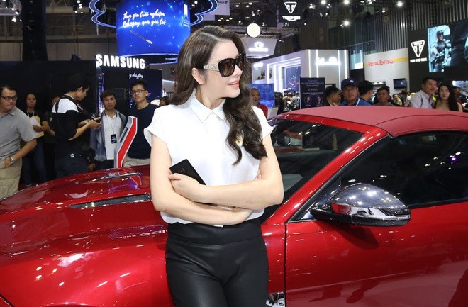 Jaguar F-Type R Convertible cũng thuộc bộ sưu tập của mỹ nhân này. Ảnh: NSCC