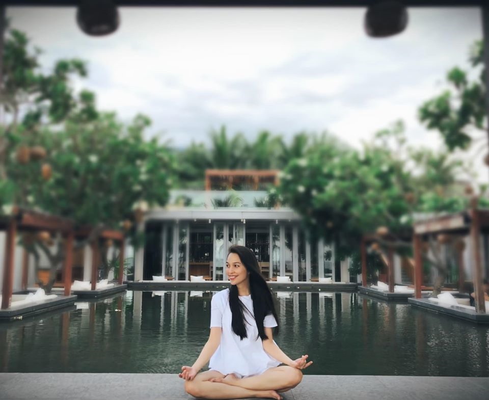 Hiền Thục tập yoga. Ảnh: NSCC