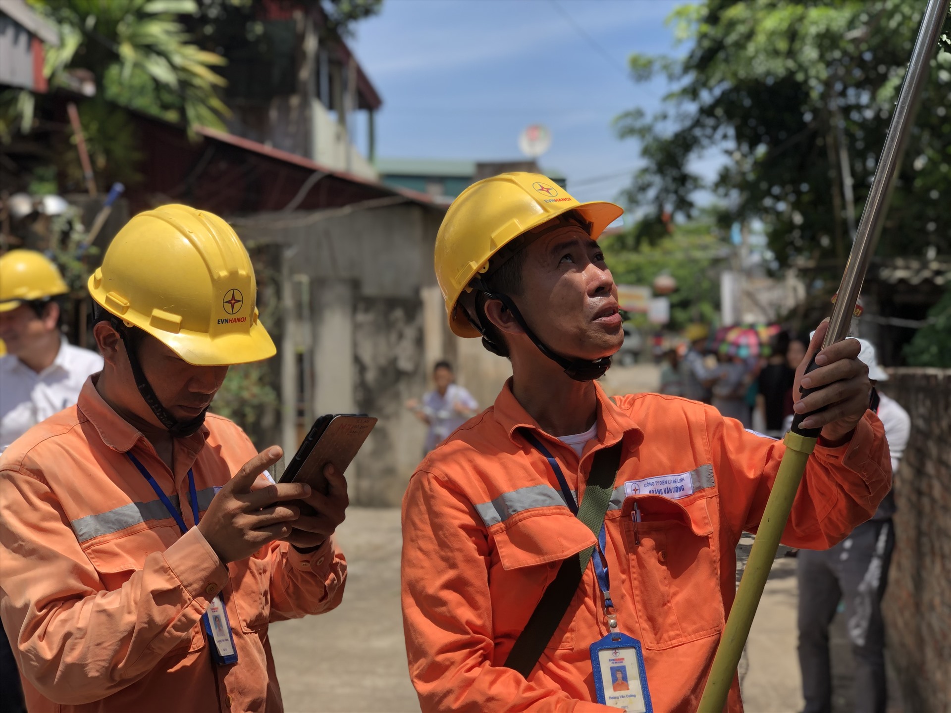 Nhiều người thắc mắc khi hoá đơn tiền điện tăng đột biến. Ảnh: Cường Ngô